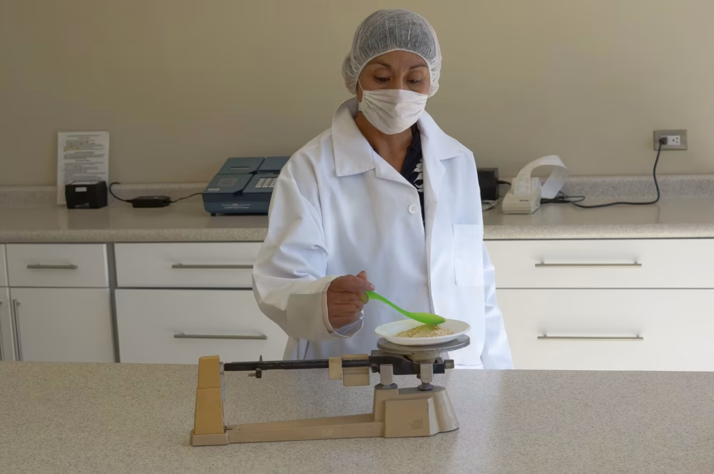 Técnica de laboratorio analizando muestras de cacahuate para aflatoxinas y salmonela